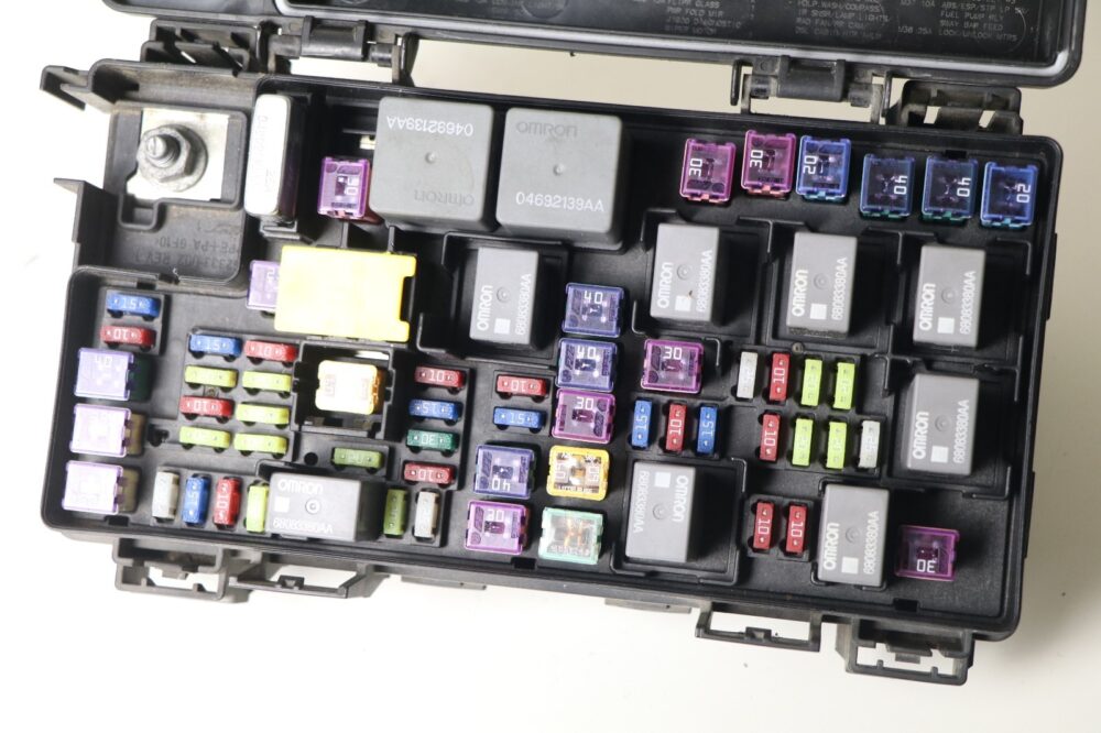 2012 Dodge Caravan T&c Tipm Temic Integrated Fuse Box Module 68105507ac Reman