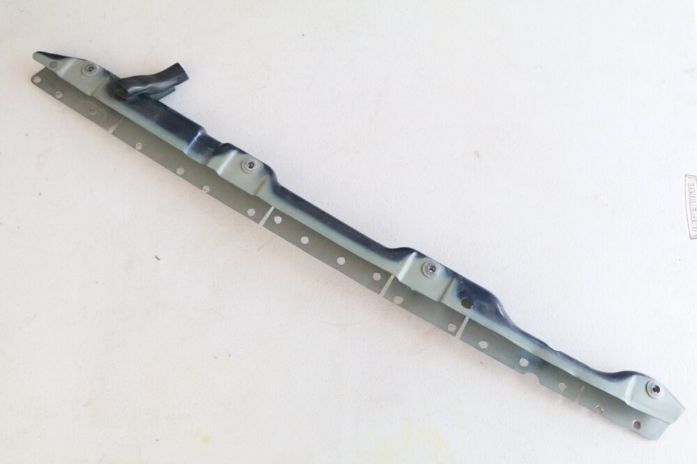 11-14 Porsche Cayenne Front Right Fender Reinforcement Bracket Plate