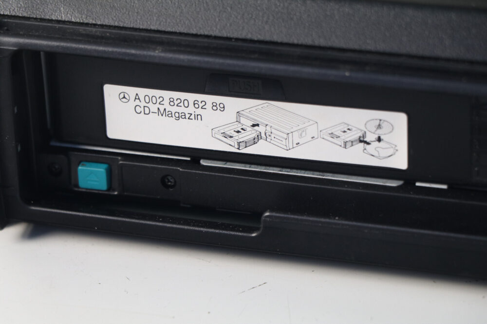 05 06 07 08 09 Mercedes W209 W220 OEM CD Player 6 Disc Changer Mc3520