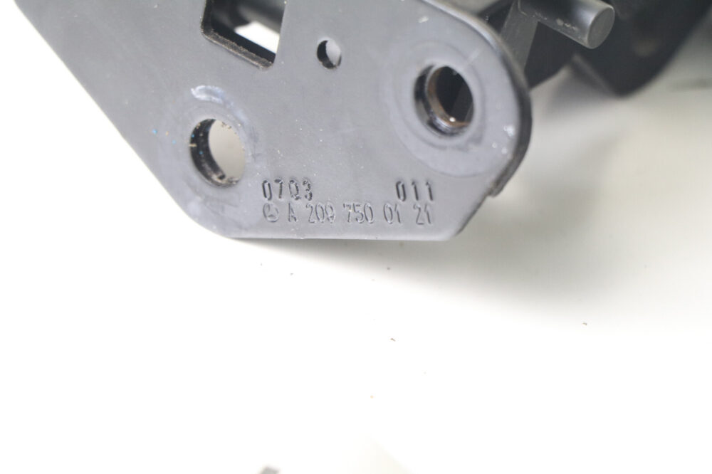 03-09 Mercedes W209 Clk350 Clk500 Convertible Top Bow Cover Hinge A2097500121