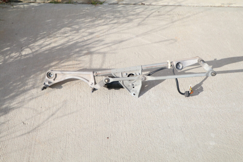 01-09 Mercedes W209 W203 Windshield Wiper Motor Linkage Assembly 2038200342 OEM
