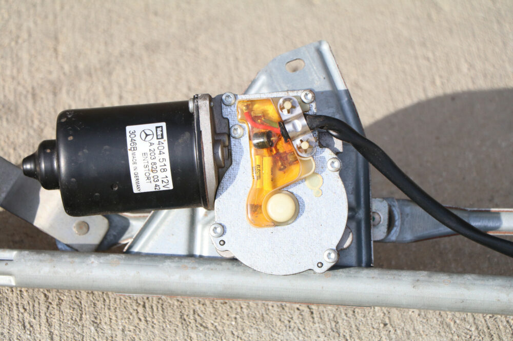 01-09 Mercedes W209 W203 Windshield Wiper Motor Linkage Assembly 2038200342 OEM